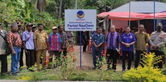 NasDem Optimistis Rebut Ketua DPRD Alor di Pemilu 2024 Ketua DPD NasDem Imanuel E. Blegur (keempat kanan) dan Ketua OK Jhoni Tulimau (ketiga kanan) di dampingi Camatan Alor Timur Daud Hanajaha (kelima kanan) foto bersama masyarakat dan pemerintah desa usai pajang papan nama DPC NasDem Alor Timur di Maritaing.