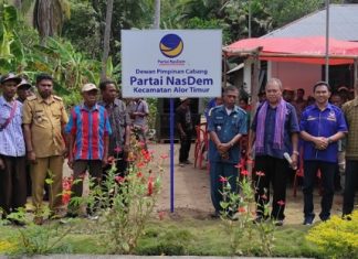 NasDem Optimistis Rebut Ketua DPRD Alor di Pemilu 2024 Ketua DPD NasDem Imanuel E. Blegur (keempat kanan) dan Ketua OK Jhoni Tulimau (ketiga kanan) di dampingi Camatan Alor Timur Daud Hanajaha (kelima kanan) foto bersama masyarakat dan pemerintah desa usai pajang papan nama DPC NasDem Alor Timur di Maritaing.