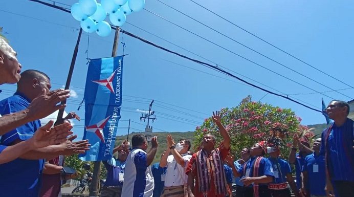 Rayakan HUT PD Ke-21, DPC Partai Demokrat Alor Lepas Balon Jajaran Pengurus Partai Demokrat Alor melepaskan balon, simbol perayaan HUT ke-21 Partai Demokrat, Jumat (9/9) di kantor Demokrat, Watatuku, Kelurahan Mutiara.