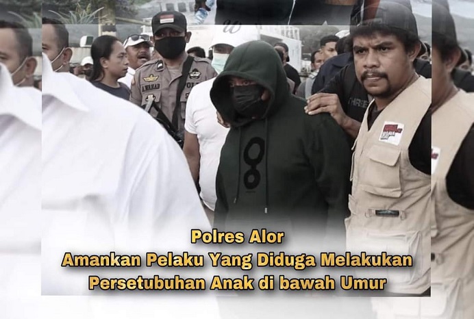 Gambar: Tersangka SAS ketika diantar penyidik ke Reskrim Polres Alor untuk diperiksa. (Sumber Foto: Humas Polres Alor).
