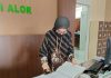 Polisi Limpahkan Berkas SAS ke Jaksa Staf Kejaksaan Negeri Alor sementara menerima berkas tersangka SAS dari Polisi, Rabu (21/9) di kantor Kejaksaan Negeri Alor, Kalabahi.