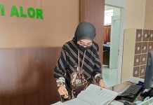Polisi Limpahkan Berkas SAS ke Jaksa Staf Kejaksaan Negeri Alor sementara menerima berkas tersangka SAS dari Polisi, Rabu (21/9) di kantor Kejaksaan Negeri Alor, Kalabahi.