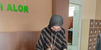 Polisi Limpahkan Berkas SAS ke Jaksa Staf Kejaksaan Negeri Alor sementara menerima berkas tersangka SAS dari Polisi, Rabu (21/9) di kantor Kejaksaan Negeri Alor, Kalabahi.