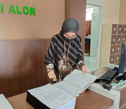 Polisi Limpahkan Berkas SAS ke Jaksa Staf Kejaksaan Negeri Alor sementara menerima berkas tersangka SAS dari Polisi, Rabu (21/9) di kantor Kejaksaan Negeri Alor, Kalabahi.
