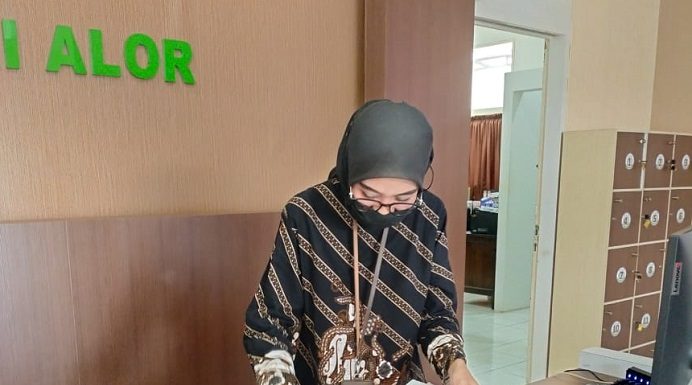 Polisi Limpahkan Berkas SAS ke Jaksa Staf Kejaksaan Negeri Alor sementara menerima berkas tersangka SAS dari Polisi, Rabu (21/9) di kantor Kejaksaan Negeri Alor, Kalabahi.