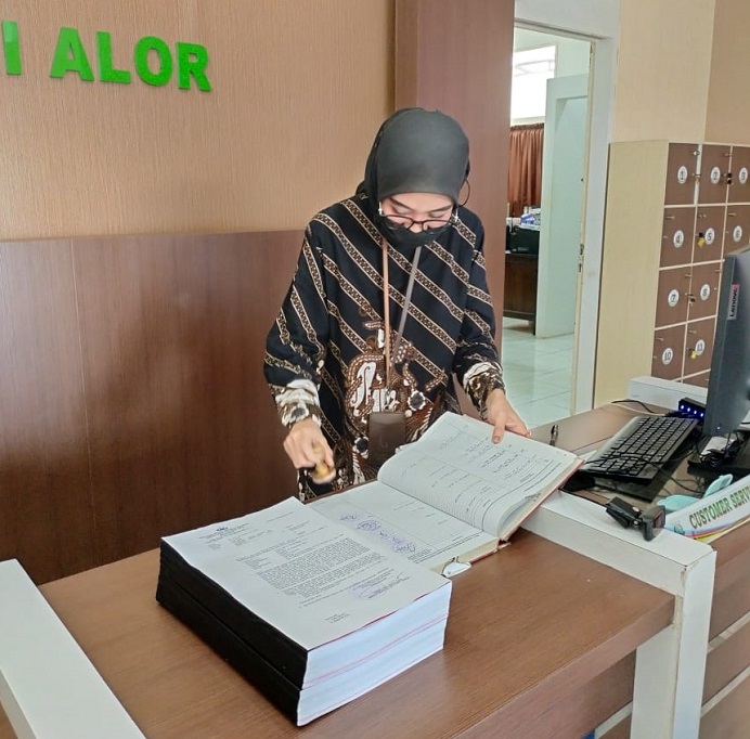 Staf Kejaksaan Negeri Alor sementara menerima berkas tersangka SAS dari Polisi, Rabu (21/9) di kantor Kejaksaan Negeri Alor, Kalabahi.