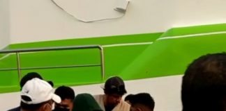 Polisi Tangkap Vikaris Gereja yang Perkosa 6 Anak di Alor Foto: Vikaris SAS (tengah jaket hitam tutup kepala) dikawal aparat Polres Alor setelah tiba di pelabuhan Kalabahi, Senin (5/9) sekitar pukul 17.00 WITA. (Foto: doc tribuanapos.net).