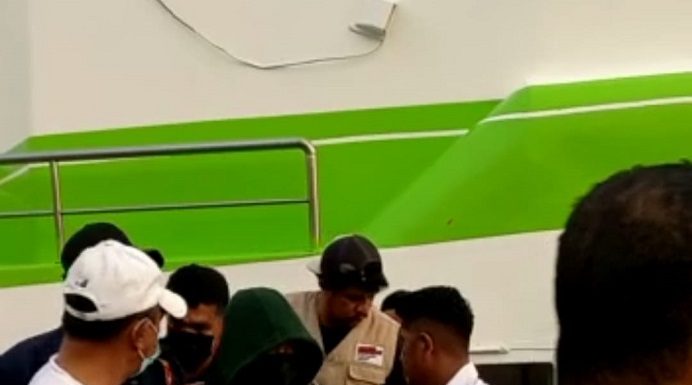 Polisi Tangkap Vikaris Gereja yang Perkosa 6 Anak di Alor Foto: Vikaris SAS (tengah jaket hitam tutup kepala) dikawal aparat Polres Alor setelah tiba di pelabuhan Kalabahi, Senin (5/9) sekitar pukul 17.00 WITA. (Foto: doc tribuanapos.net).