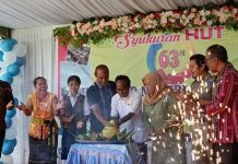 HUT ke-63 Spensa Kalabahi, Kasek Beberkan Segudang Prestasi Siswanya Hingga Capai Level Nasional Kasek Spensa Kalabahi, Muhamad Masang, S.Pd (keempat kiri) bersama mantan Guru Spensa Simon Malese (keempat kanan) potong Nasi Tumpeng di acara syukuran HUT-63 Spensa, Kamis (29/9) di halaman Spensa, Kalabahi.