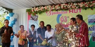 HUT ke-63 Spensa Kalabahi, Kasek Beberkan Segudang Prestasi Siswanya Hingga Capai Level Nasional Kasek Spensa Kalabahi, Muhamad Masang, S.Pd (keempat kiri) bersama mantan Guru Spensa Simon Malese (keempat kanan) potong Nasi Tumpeng di acara syukuran HUT-63 Spensa, Kamis (29/9) di halaman Spensa, Kalabahi.