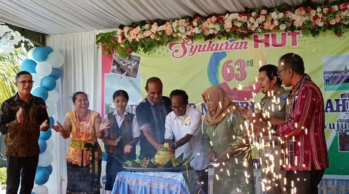 HUT ke-63 Spensa Kalabahi, Kasek Beberkan Segudang Prestasi Siswanya Hingga Capai Level Nasional Kasek Spensa Kalabahi, Muhamad Masang, S.Pd (keempat kiri) bersama mantan Guru Spensa Simon Malese (keempat kanan) potong Nasi Tumpeng di acara syukuran HUT-63 Spensa, Kamis (29/9) di halaman Spensa, Kalabahi.