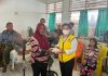 Isu Stunting Jadi Konsen Kegiatan Golkar Alor Jelang HUT ke-58 Plt Ketua DPD II Golkar Alor Aksa Yuniorita Blegur, sedang membagi paket bantuan makanan kepada keluarga pasien di RSD Kalabahi, Kamis (13/10). Kegiatan ini merupakan rangkaian kegiatan jelang HUT ke-58 Partai Golkar.