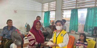Isu Stunting Jadi Konsen Kegiatan Golkar Alor Jelang HUT ke-58 Plt Ketua DPD II Golkar Alor Aksa Yuniorita Blegur, sedang membagi paket bantuan makanan kepada keluarga pasien di RSD Kalabahi, Kamis (13/10). Kegiatan ini merupakan rangkaian kegiatan jelang HUT ke-58 Partai Golkar.