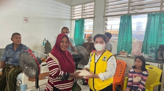 Isu Stunting Jadi Konsen Kegiatan Golkar Alor Jelang HUT ke-58 Plt Ketua DPD II Golkar Alor Aksa Yuniorita Blegur, sedang membagi paket bantuan makanan kepada keluarga pasien di RSD Kalabahi, Kamis (13/10). Kegiatan ini merupakan rangkaian kegiatan jelang HUT ke-58 Partai Golkar.