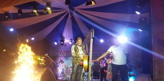 Buka Expo dan Alor Carnaval Tahun 2022, Bupati: Alor Harus Bangkit dan Tangguh di Masa Pandemi Bupati Alor Drs. Amon Djobo, M.AP memukul gong, tanda dibukanya Expo Alor XV dan Alor Carnaval VIII tahun 2022, Selasa (4/10) di Lapangan Mini Kalabahi.