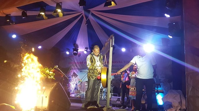 Buka Expo dan Alor Carnaval Tahun 2022, Bupati: Alor Harus Bangkit dan Tangguh di Masa Pandemi Bupati Alor Drs. Amon Djobo, M.AP memukul gong, tanda dibukanya Expo Alor XV dan Alor Carnaval VIII tahun 2022, Selasa (4/10) di Lapangan Mini Kalabahi.
