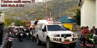 Keluarga Histeris Sambut 7 Jenazah Korban Cantika 77 di Alor Mobil Ambulance sementara mengantar 7 Jenazah korban Kapal Cantika Express 77 yang tiba di Alor, Rabu (26/10) sekitar pukul 06.00 WITA.