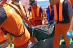 Update Pencarian dan Evakuasi Korban Kapal Cantika Tanggal 25 Oktober: Total Korban Capai 327 Orang, 3 Jenazah Baru Ditemukan Korban Kapal Cantika Express 77 yang berhasil dievakuasi Basarnas, SAR dan TNI-Polri di perairan Nekliu Kecamatan Amfoang Utara, Kabupaten Kupang, Selasa (25/10). (Foto: doc tribuanapos.net).