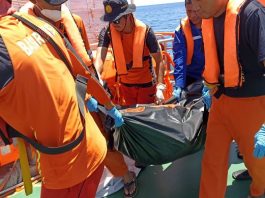 Update Pencarian dan Evakuasi Korban Kapal Cantika Tanggal 25 Oktober: Total Korban Capai 327 Orang, 3 Jenazah Baru Ditemukan Korban Kapal Cantika Express 77 yang berhasil dievakuasi Basarnas, SAR dan TNI-Polri di perairan Nekliu Kecamatan Amfoang Utara, Kabupaten Kupang, Selasa (25/10). (Foto: doc tribuanapos.net).