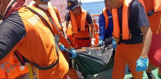 Update Pencarian dan Evakuasi Korban Kapal Cantika Tanggal 25 Oktober: Total Korban Capai 327 Orang, 3 Jenazah Baru Ditemukan Korban Kapal Cantika Express 77 yang berhasil dievakuasi Basarnas, SAR dan TNI-Polri di perairan Nekliu Kecamatan Amfoang Utara, Kabupaten Kupang, Selasa (25/10). (Foto: doc tribuanapos.net).