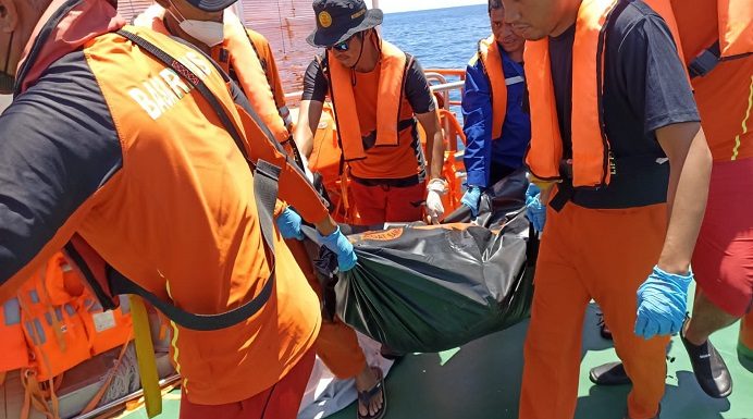 Update Pencarian dan Evakuasi Korban Kapal Cantika Tanggal 25 Oktober: Total Korban Capai 327 Orang, 3 Jenazah Baru Ditemukan Korban Kapal Cantika Express 77 yang berhasil dievakuasi Basarnas, SAR dan TNI-Polri di perairan Nekliu Kecamatan Amfoang Utara, Kabupaten Kupang, Selasa (25/10). (Foto: doc tribuanapos.net).