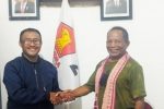 Mundur dari Wakil Ketua DPW NasDem NTT, David Laleb Resmi Masuk Gerindra Mundur dari DPW NasDem NTT, David Laleb masuk partai Gerindra Alor. David Laleb (kiri) diterima Ketua DPC Gerindra Kabupaten Alor Yusak Atamou, Selasa (18/10) di kantor Partai Gerindra, Kalabahi. (Foto: doc tribuanapos.net).