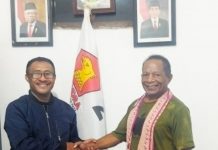 Mundur dari Wakil Ketua DPW NasDem NTT, David Laleb Resmi Masuk Gerindra Mundur dari DPW NasDem NTT, David Laleb masuk partai Gerindra Alor. David Laleb (kiri) diterima Ketua DPC Gerindra Kabupaten Alor Yusak Atamou, Selasa (18/10) di kantor Partai Gerindra, Kalabahi. (Foto: doc tribuanapos.net).