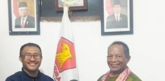 Mundur dari Wakil Ketua DPW NasDem NTT, David Laleb Resmi Masuk Gerindra Mundur dari DPW NasDem NTT, David Laleb masuk partai Gerindra Alor. David Laleb (kiri) diterima Ketua DPC Gerindra Kabupaten Alor Yusak Atamou, Selasa (18/10) di kantor Partai Gerindra, Kalabahi. (Foto: doc tribuanapos.net).