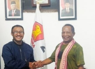 Mundur dari Wakil Ketua DPW NasDem NTT, David Laleb Resmi Masuk Gerindra Mundur dari DPW NasDem NTT, David Laleb masuk partai Gerindra Alor. David Laleb (kiri) diterima Ketua DPC Gerindra Kabupaten Alor Yusak Atamou, Selasa (18/10) di kantor Partai Gerindra, Kalabahi. (Foto: doc tribuanapos.net).