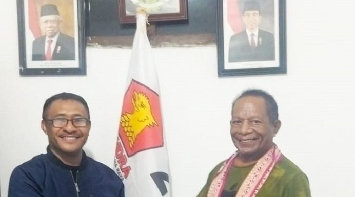 Mundur dari Wakil Ketua DPW NasDem NTT, David Laleb Resmi Masuk Gerindra Mundur dari DPW NasDem NTT, David Laleb masuk partai Gerindra Alor. David Laleb (kiri) diterima Ketua DPC Gerindra Kabupaten Alor Yusak Atamou, Selasa (18/10) di kantor Partai Gerindra, Kalabahi. (Foto: doc tribuanapos.net).