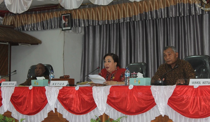 Ketua DPRD Alor Enny Anggrek (tengah) saat memimpin rapat paripurna DPRD tahun 2021.