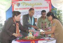 Fraksi-Fraksi di DPRD Alor Kecam Ketua DPRD Lapor Bupati ke KPK Gambar: Momen keakraban antara Bupati Alor Amon Djobo (kedua kiri) dan Ketua DPRD Alor Enny Anggrek (ujung kiri) terlihat saat potong Nasi Tumpeng pada acara HUT ke-19 Kecamatan ATU tahun 2020, di kantor Camat ATU, Mebung. (Foto: tribuanapos.net/dm).