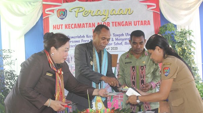 Fraksi-Fraksi di DPRD Alor Kecam Ketua DPRD Lapor Bupati ke KPK Gambar: Momen keakraban antara Bupati Alor Amon Djobo (kedua kiri) dan Ketua DPRD Alor Enny Anggrek (ujung kiri) terlihat saat potong Nasi Tumpeng pada acara HUT ke-19 Kecamatan ATU tahun 2020, di kantor Camat ATU, Mebung. (Foto: tribuanapos.net/dm).