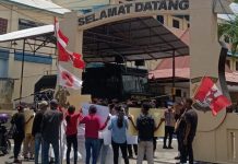 Unjuk Rasa Sentil Kasusnya, Ketua DPRD Alor: Ada ‘Penumpang Gelap’ di Demo GMNI Aktivis GMNI Alor ketika berorasi di depan kantor Mapolres Alor, Rabu (12/10) di Kalabahi Kota. (Foto: dok tribuanapos.net).