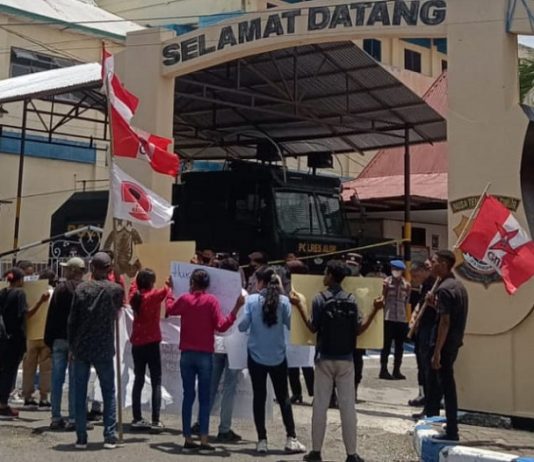Unjuk Rasa Sentil Kasusnya, Ketua DPRD Alor: Ada ‘Penumpang Gelap’ di Demo GMNI Aktivis GMNI Alor ketika berorasi di depan kantor Mapolres Alor, Rabu (12/10) di Kalabahi Kota. (Foto: dok tribuanapos.net).