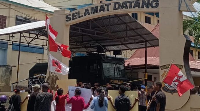 Unjuk Rasa Sentil Kasusnya, Ketua DPRD Alor: Ada ‘Penumpang Gelap’ di Demo GMNI Aktivis GMNI Alor ketika berorasi di depan kantor Mapolres Alor, Rabu (12/10) di Kalabahi Kota. (Foto: dok tribuanapos.net).