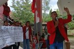 Demo ke DPRD Alor, GMNI Pertanyakan Batalnya Dana UMKM Bantuan Pusat Senilai Rp 9 Miliar Sekretaris GMNI Alor Cornelis Banabera sedang berorasi menuntut pertanggungjawaban Ketua DPRD Alor Enny Anggrek yang menolak tanda tangan proposal bantuan dana UMKM Rp 9 Miliar dari pusat. Orasi itu dilakukan di depan kantor DPRD Alor, Kalabahi Kota, Rabu (12/10/2022) siang.