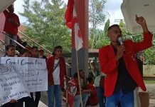 Demo ke DPRD Alor, GMNI Pertanyakan Batalnya Dana UMKM Bantuan Pusat Senilai Rp 9 Miliar Sekretaris GMNI Alor Cornelis Banabera sedang berorasi menuntut pertanggungjawaban Ketua DPRD Alor Enny Anggrek yang menolak tanda tangan proposal bantuan dana UMKM Rp 9 Miliar dari pusat. Orasi itu dilakukan di depan kantor DPRD Alor, Kalabahi Kota, Rabu (12/10/2022) siang.