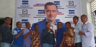 Partai Demokrat Alor Sukses Gelar HUT ke-21 PD Ketua Panitia HUT ke-21 PD, Yeni Malaifani (keempat kanan), foto bersama DPC PD Alor usai acara pembubaran panitia HUT.