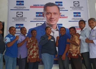 Partai Demokrat Alor Sukses Gelar HUT ke-21 PD Ketua Panitia HUT ke-21 PD, Yeni Malaifani (keempat kanan), foto bersama DPC PD Alor usai acara pembubaran panitia HUT.