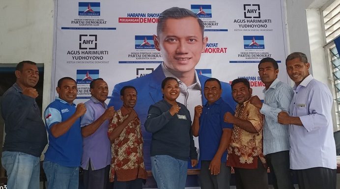 Partai Demokrat Alor Sukses Gelar HUT ke-21 PD Ketua Panitia HUT ke-21 PD, Yeni Malaifani (keempat kanan), foto bersama DPC PD Alor usai acara pembubaran panitia HUT.