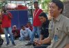 Belum Ada Jalan Aspal Jadi Kendala PLN Bangun Listrik di Pureman Supervisor Pelayanan Pelanggan PLN ULP Kalabahi, Johan, berdialog dengan aktivis GMNI, Rabu (12/10) di halaman kantor PLN Kalabahi.