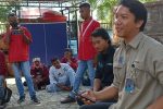 Belum Ada Jalan Aspal Jadi Kendala PLN Bangun Listrik di Pureman Supervisor Pelayanan Pelanggan PLN ULP Kalabahi, Johan, berdialog dengan aktivis GMNI, Rabu (12/10) di halaman kantor PLN Kalabahi.