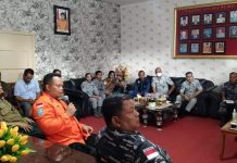 17 Korban KM Cantika 77 Masih Hilang, Operasi SAR Kupang Diperpanjang 3 Hari Kepala Basarnas Kelas A Kupang, I Putu Sudayana., ketika memberika arahan pada rapat evaluasi yang dihadiri seluruh potensi SAR Kupang pada Minggu (30/10) di kantor Basarnas Kupang. (Foto: doc tribuanapos.net).