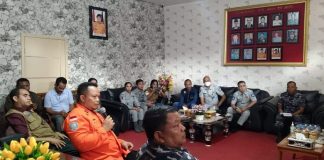 17 Korban KM Cantika 77 Masih Hilang, Operasi SAR Kupang Diperpanjang 3 Hari Kepala Basarnas Kelas A Kupang, I Putu Sudayana., ketika memberika arahan pada rapat evaluasi yang dihadiri seluruh potensi SAR Kupang pada Minggu (30/10) di kantor Basarnas Kupang. (Foto: doc tribuanapos.net).