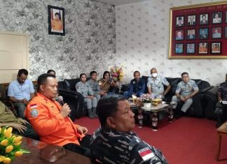 17 Korban KM Cantika 77 Masih Hilang, Operasi SAR Kupang Diperpanjang 3 Hari Kepala Basarnas Kelas A Kupang, I Putu Sudayana., ketika memberika arahan pada rapat evaluasi yang dihadiri seluruh potensi SAR Kupang pada Minggu (30/10) di kantor Basarnas Kupang. (Foto: doc tribuanapos.net).