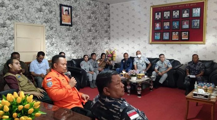 17 Korban KM Cantika 77 Masih Hilang, Operasi SAR Kupang Diperpanjang 3 Hari Kepala Basarnas Kelas A Kupang, I Putu Sudayana., ketika memberika arahan pada rapat evaluasi yang dihadiri seluruh potensi SAR Kupang pada Minggu (30/10) di kantor Basarnas Kupang. (Foto: doc tribuanapos.net).