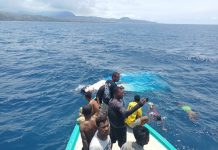 Keluarga di Alor Berangkat Mencari Korban KM Cantika 77 di Laut Timor Keluarga korban dari Desa Kangge Kecamatan Pantar Barat Laut Kabupaten Alor, menemukan bangkai kapal Cantika Express 77 dalam misi pencarian korban yang adalah keluarganya di perairan laut Timor, Sabtu (29/10) siang. Misi pencarian ini dilakukan pada hari Jumat (28/10) dan akan berakhir pada Minggu (30/10). (Foto: doc tribuanapos.net).