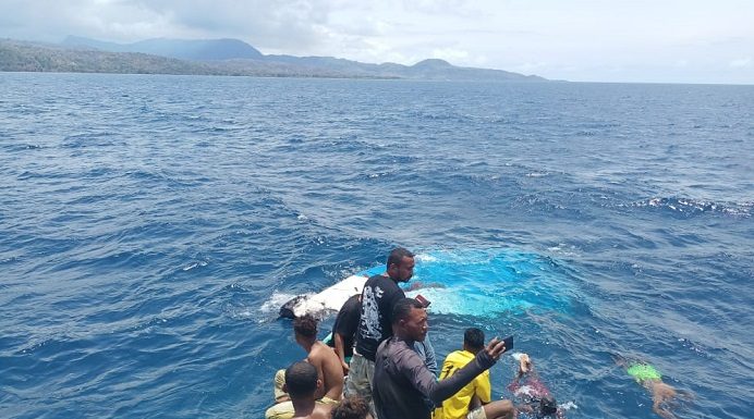 Keluarga di Alor Berangkat Mencari Korban KM Cantika 77 di Laut Timor Keluarga korban dari Desa Kangge Kecamatan Pantar Barat Laut Kabupaten Alor, menemukan bangkai kapal Cantika Express 77 dalam misi pencarian korban yang adalah keluarganya di perairan laut Timor, Sabtu (29/10) siang. Misi pencarian ini dilakukan pada hari Jumat (28/10) dan akan berakhir pada Minggu (30/10). (Foto: doc tribuanapos.net).