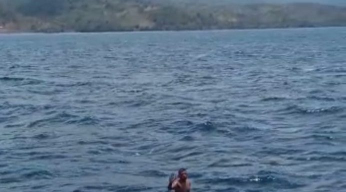 Cari Korban KM Cantika 77 yang Hilang, Keluarga Alor Temukan Bangkai Kapal Keluarga korban dari Desa Kangge Kecamatan Pantar Barat Laut Kabupaten Alor, menemukan bangkai kapal Cantika Express 77 dalam misi pencarian korban yang adalah keluarganya di perairan laut Timor, Sabtu (29/10) siang. Misi pencarian ini dilakukan pada hari Jumat (28/10) dan akan berakhir pada Minggu (30/10).